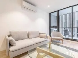 Effortless MinimalismCentral Southbank Apt Park