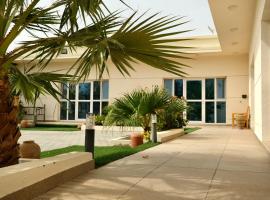 Alshuruq Stay, family hotel in Al Ḩamrāʼ