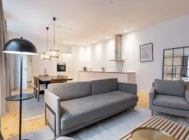 Stunning 5 BR Apartment by The Lakes