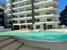 Modern unit, Pool, Gym, kitchen & CBD location