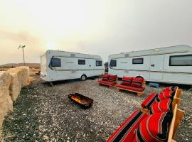 Glamping Caravans At The Farm - גלמפינג קרוואנים בחווה, kemp v destinaci Micpe Ramon