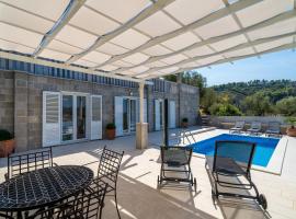 Kate's Perfect Family Villa in Elaphiti, hotel com piscina em &Scaron;ipanska Luka