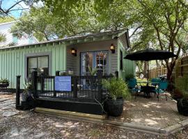 Grace Cottage - charm awaits Loyalty Program, hotel con vasche idromassaggio a Tybee Island