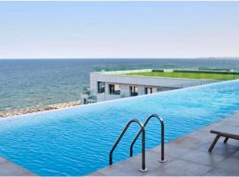 Regal Apartament Infinity Pool & Spa Mamaia North, alojamento com onsen em Mamaia Nord &ndash; Năvodari