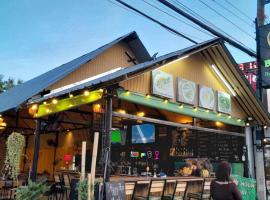 Bambus Restaurant, Bar & Hostel, hotel v destinaci Pláž Patong