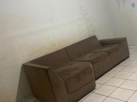 Casa com garagem, hotel in Acailandia