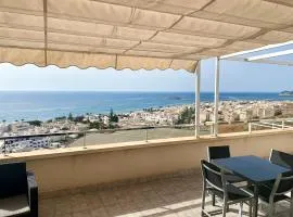 Candela Atico con piscina compartida