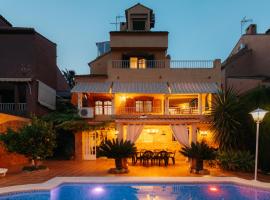chalet, villa rodeada de naturaleza piscina a doce klm de Valencia y 7 del aeropuerto, chal&eacute; alpino em Val&ecirc;ncia