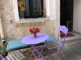 Logement neuf centre du village aux pieds du château