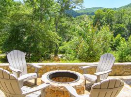 Comfy Asheville Vacation Rental with Hot Tub!，位于阿什维尔的酒店