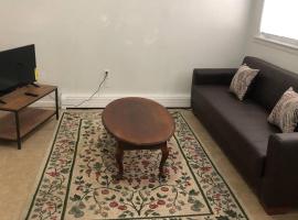 Private 3 bedroom and 1 bathroom house, direct NYC Manhattan train a 15 minute walk away, MetLife Stadium FIFA World Cup 35 minutes away, hótel í Perth Amboy