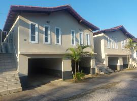 Casa Condominio 250M Praia Maranduba Wifi Churrasqueira, hotel en Ubatuba