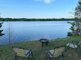 Briedī&scaron;i, hotel com piscina em Tome