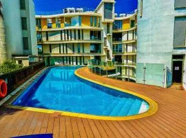 Modern City Center Apt with Pool