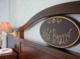 Hotel Bracco โรงแรมที่มีที่จอดรถในLoreggia