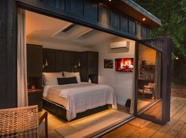 Glamping cabin with private deck and hot tub!，位于甘特斯维尔的酒店