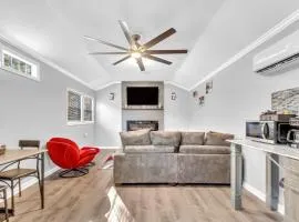 Spacious King Cottage-Mins from Downtown