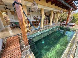Casa la Vista: New, luxury villa with infinity pool & ocean views, villa en Mazunte
