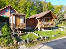location type gîte, chambre d'hôte, meublé de tourisme dans joli petit chalet typique et ou jolie roulotte type bohème
