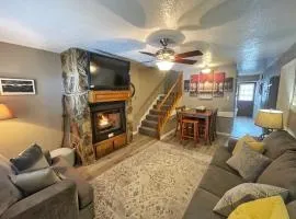 Valley Condo 106 - Creekside - WiFi - Hot Tub - Fireplace - Washer - Dryer - Playground