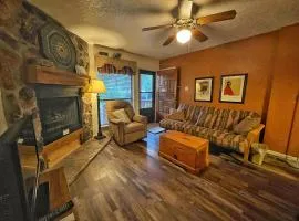 Valley Condo 107 - Creekside - WiFi - Hot Tub - Fireplace - Washer - Dryer - Playground