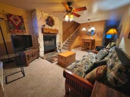 Valley Condo 110 - Creekside - WiFi - Pet Friendly - Hot Tub - Fireplace - Washer - Dryer - Playground, hotel v destinaci Red River