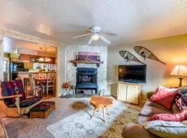 Valley Condo 119 - Creekside - WiFi - Hot Tub - Fireplace - Washer - Dryer - Playground