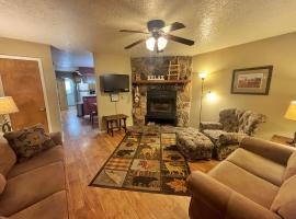 Valley Condo 122 - Creekside - WiFi - Hot Tub - Fireplace - Washer - Dryer - Playground, hotel in Red River
