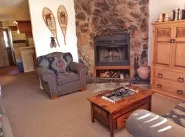 Valley Condo 124 - Creekside - WiFi - Hot Tub - Fireplace - Washer - Dryer - Playground