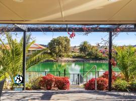 Contemporary Lakeside Stunner 3 Bedrooms & Jetty, hôtel à Encounter Bay