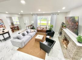 New 3 Bedroom Bungalow Ground Floor with BBQ Patio, hotel in Richmond Hill