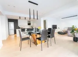 WealthyStays - Deluxe Downtown with spacious balcony
