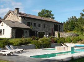 Demeure de 1850 avec piscine chauffée、ル・シャンボン・シュル・リニョンのホテル