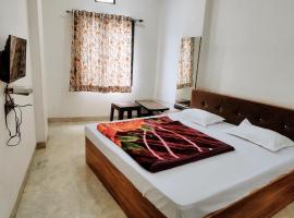 Hotel chandram l 500mtr app from shreenathji temple, hotel in Nāthdwāra