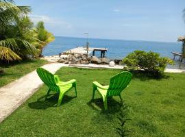 Chambres chez Maeva, bord de mer privé, beach hotel in Uturoa