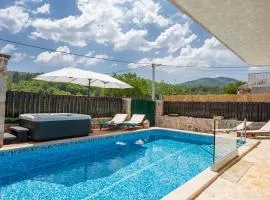 Villa Old House with Pool, Jacuzzi