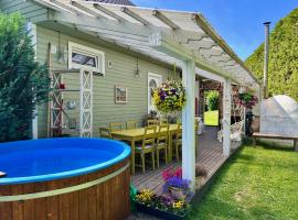 Private family Villa with sauna, hot tub, playground and outside lounge area โรงแรมในปาร์นู
