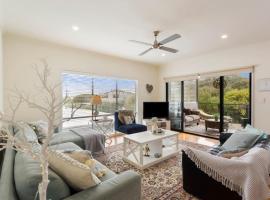 Serene Modern Beach Escape 3 Bed 2 Bath: Cape Woolamai şehrinde bir otel