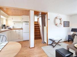 Houseboat Captain's Quarters in Harbour Amsterdam, hotel in Amsterdam