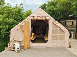 Luxuszelt in einer Pferdeherde, camping de luxo em Falkenberg