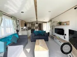 The Retreat 16 - pet friendly, WiFi, and a bath - Golden Palm Resort - Meadow Lakes Caravan & Lodge Hire