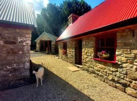 Caitr&iacute;ona's Cottages - Adult Only Pet Friendly - Hot Tub, Sauna, Pool - Sleeps 4, hotel con tinas de hidromasaje en Rossinver