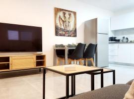 MNH House - 1 BedRoom Apartment with Patio and Utility Room, hotel v destinaci Ramat HaSharon