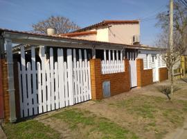 La casita Libertad en San Miguel del Monte, дом у озера в аренду в городе Сан-Мигель-дель-Монте