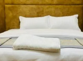 Lee Furnished Homes Executive Suite 2