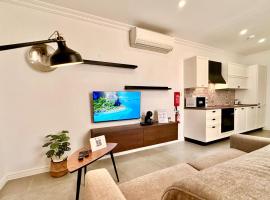 Charming flat off the sea front, Hotel in Gżira