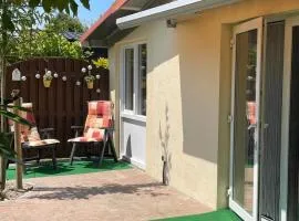 Zonneschijn, bungalow op vakantiepark bij zee