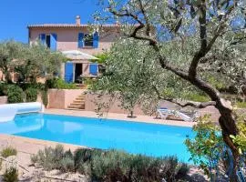 Freundliches Haus mit Pool und großem Garten