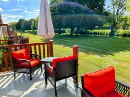 Riverbank Lodge, cabin in Stratford-upon-Avon