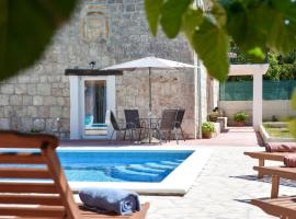 Villa Kamena with private pool, hotel v destinaci Hrvace
